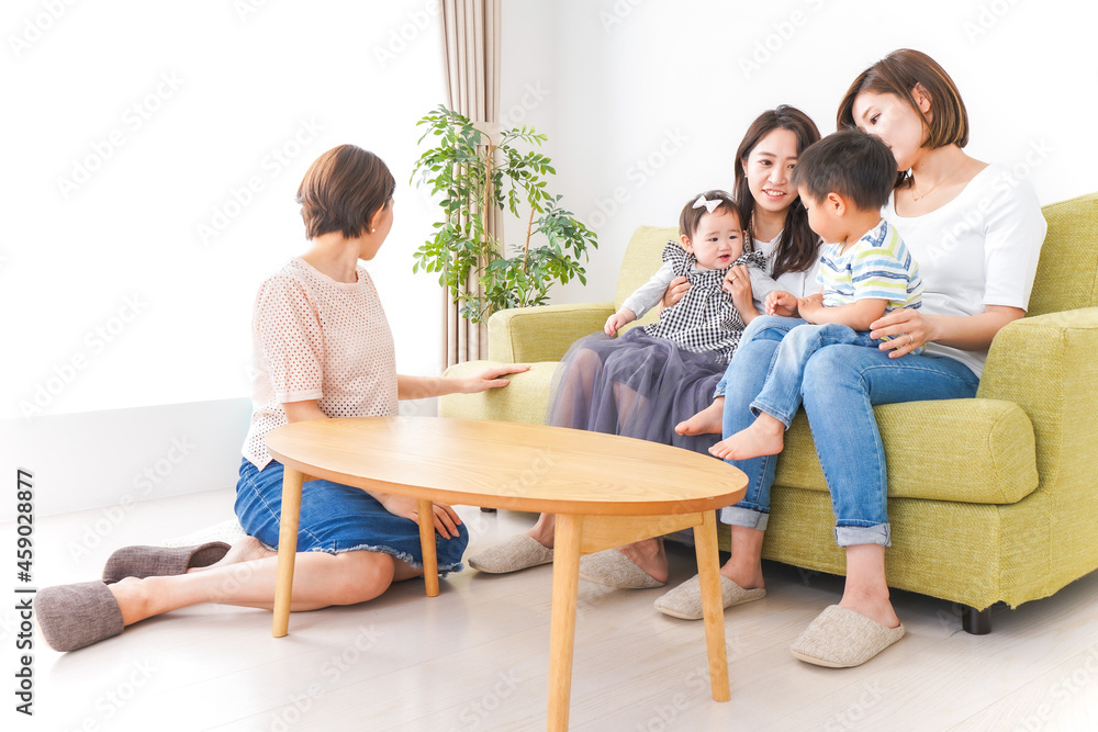 室内で楽しく遊ぶ子供とお母さん 室内で楽しく遊ぶ子供とお母さん