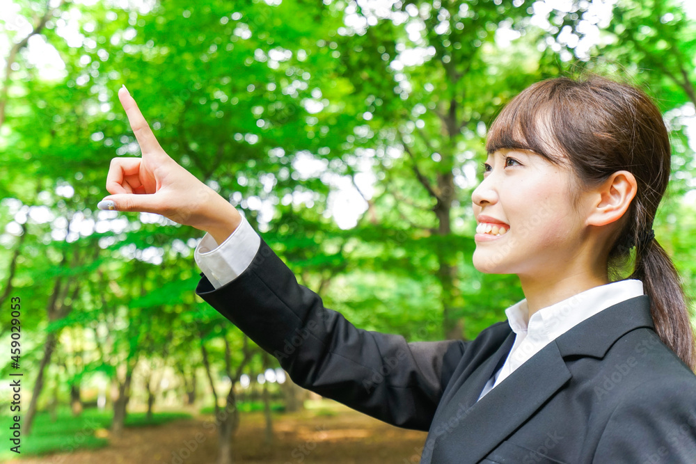 上を指さすビジネスウーマン 上を指さすビジネスウーマン