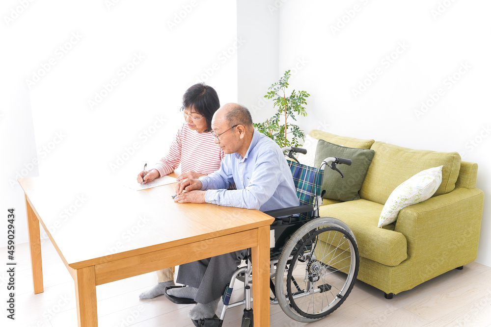 Obraz premium 契約をする高齢の夫婦