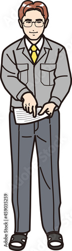 書類を指差す作業服の男性