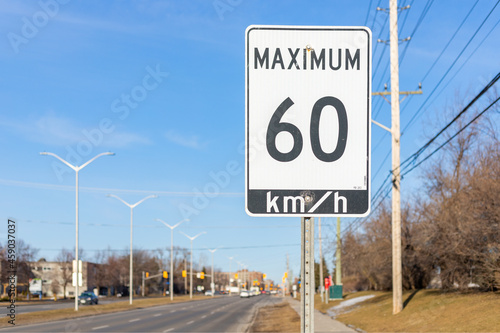 Foto Speed limit road sign in the street, 60 km h maximum in Ottawa city, Canada