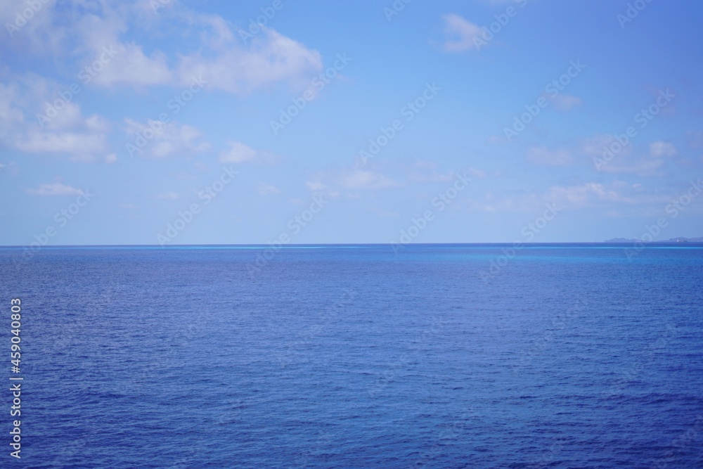 地平線で隔てられた青い空と海