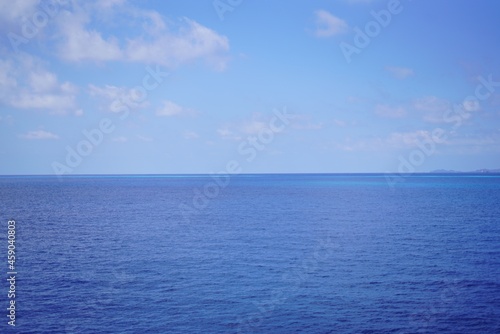地平線で隔てられた青い空と海