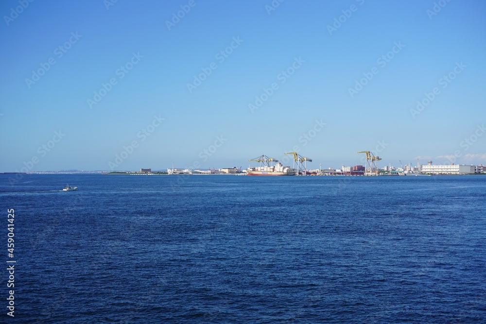 船上から見渡す海と沖縄の風景