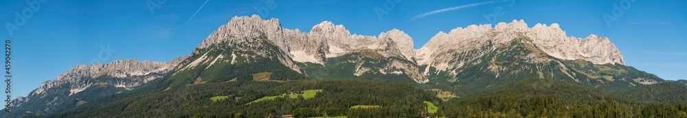 Wilder Kaiser Panorama in Tirol Österreich im Spätsommer bei nahezu wolkenlosem Himmel Wilder Kaiser Panorama in Tirol Österreich im Spätsommer bei nahezu wolkenlosem Himmel