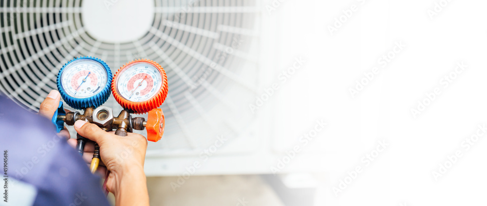 Tableau sur toile Air Conditioning Technician and A part of preparing to install new air conditioner