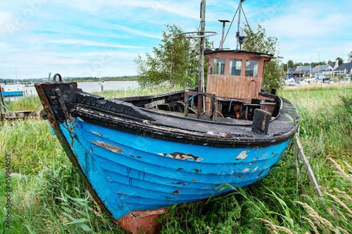 Alter Fischkutter auf einer Wiese an der K  ste der Ostsee abgestellt. 