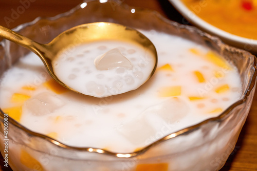 Schilderij op canvas Delicious Thai dessert, mango coconut sago
