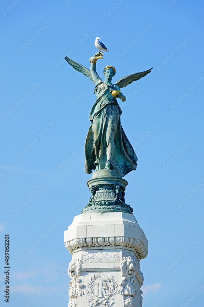 Fototapeta premium Une mouette sur le monument du Centenaire de la réunion de Nice à la France, statue en bronze qui représente une victoire ailée