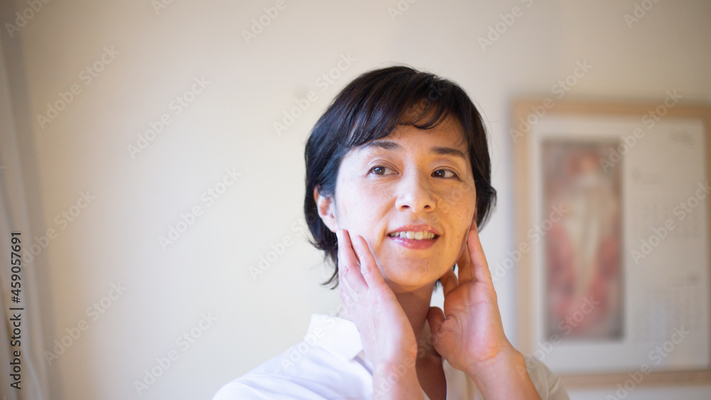 微笑む　女性