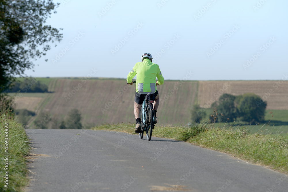 Fototapeta premium Personne âgée qui fait une balade en vélo