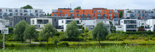 Moderne Wohngebäude am Phoenixsee, Hörde, Dortmund, Ruhrgebiet, Nordrhein-Westfalen, Deutschland, Europa © lichtbildmaster