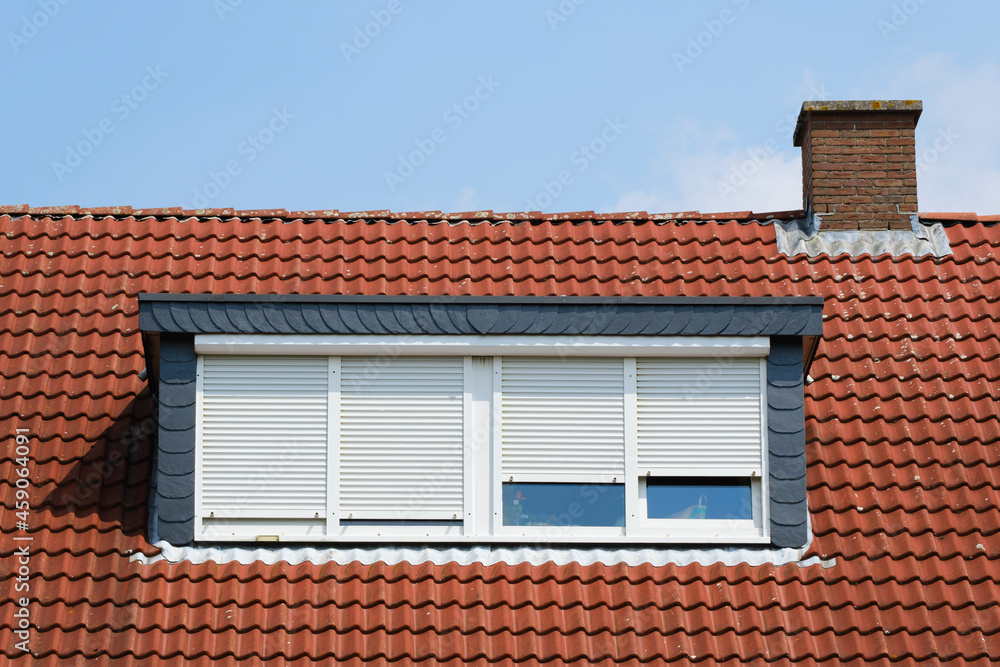 Dachfenster mit heruntergelassenen Rollläden, Nordrhein-Westfalen, Deutschland, Europa