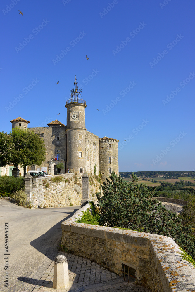 Verticale sur le château de Lussan (30580) au ciel bleu, département du Gard en région Occitanie, France