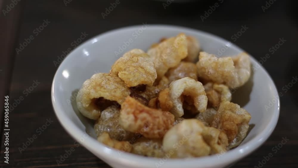Perfect pork scratchings or pork cracklings served
It is a popular Thai food dish from northern Thailand. Perfect pork scratchings or pork cracklings served
It is a popular Thai food dish from northern Thailand.
