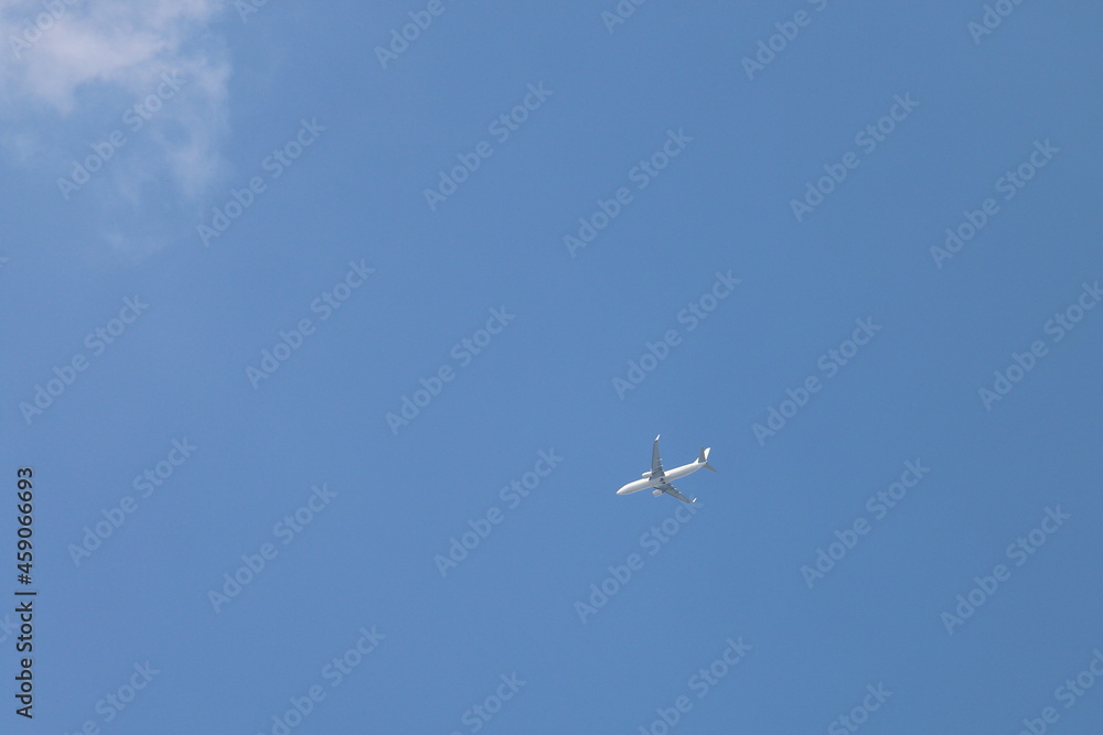 空港に向かう飛行機