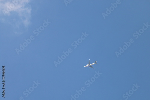 空港に向かう飛行機