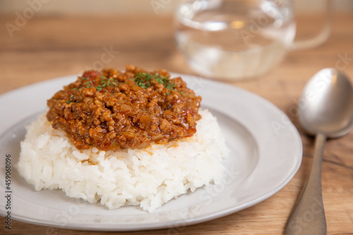 お皿に盛り付けた手作りキーマカレー