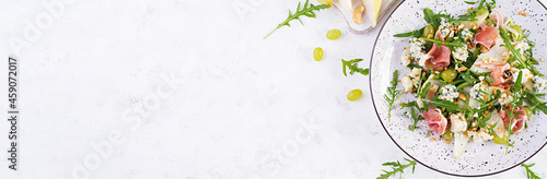 Εκτύπωση καμβά Salad of pear, blue cheese, grape, prosciutto, arugula and nuts with spicy dressing on a light background