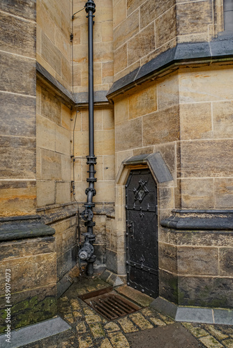 プラハ城内古い水回り設備と石の壁と扉