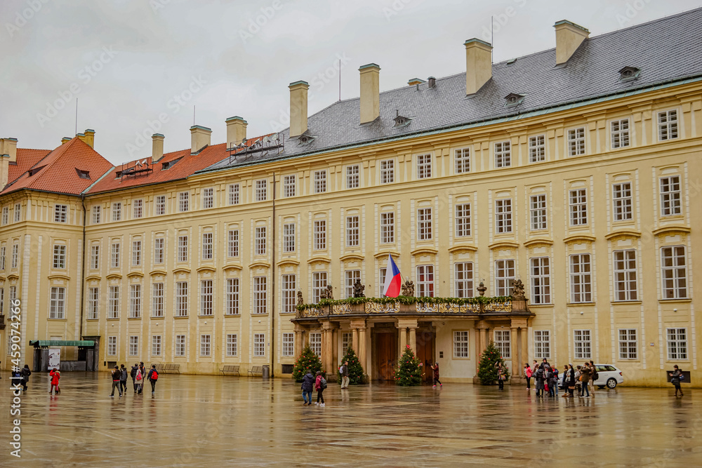 プラハ城内のクリスマス飾りのある宮殿エントランス