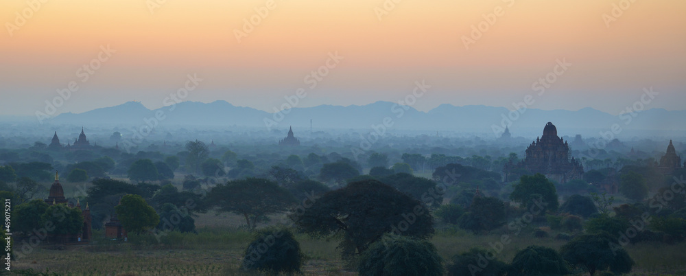 Obraz premium Beautiful sunrise scene in Bagan, Myanmar