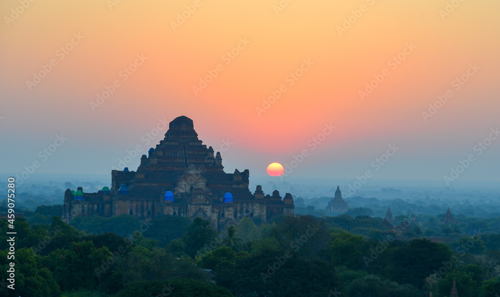 Obraz premium Beautiful sunrise scene in Bagan, Myanmar