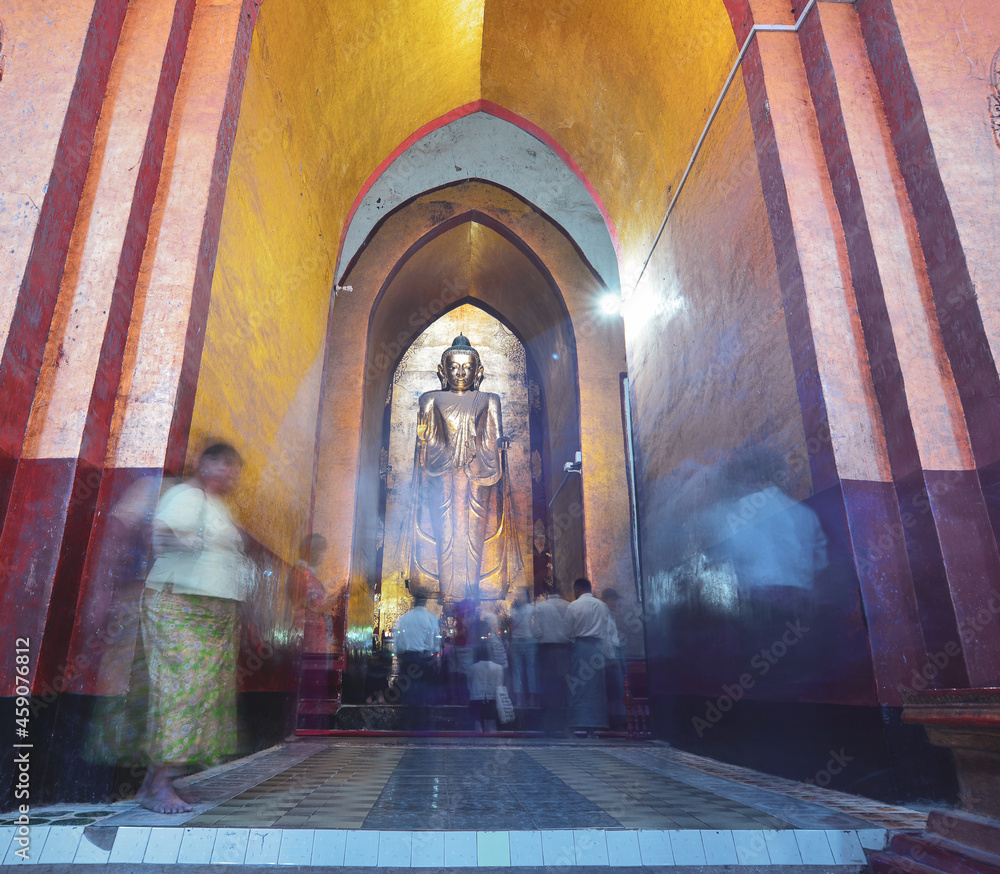 Naklejka premium Giant golden Buddha statue in Ananda temple