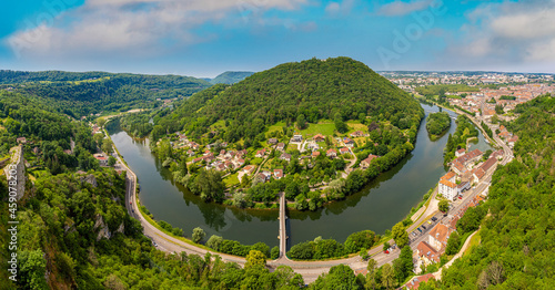 Panoramablick auf den Fluß Doubs von der Zitadelle von Besancon in der Region Bourgogne Franche-Comte in Frankreich photo