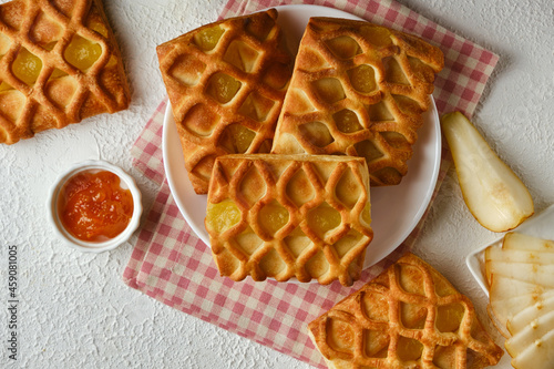 puff pastry mini pies with with pear and lime jam