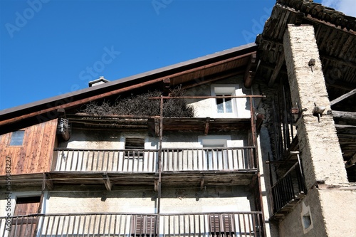 Traditionell mit Naturstein und Holz erbautes herrschaftliches Wohnhaus im Bergdorf Ussolo im Val Maira im Piemont © Thomas