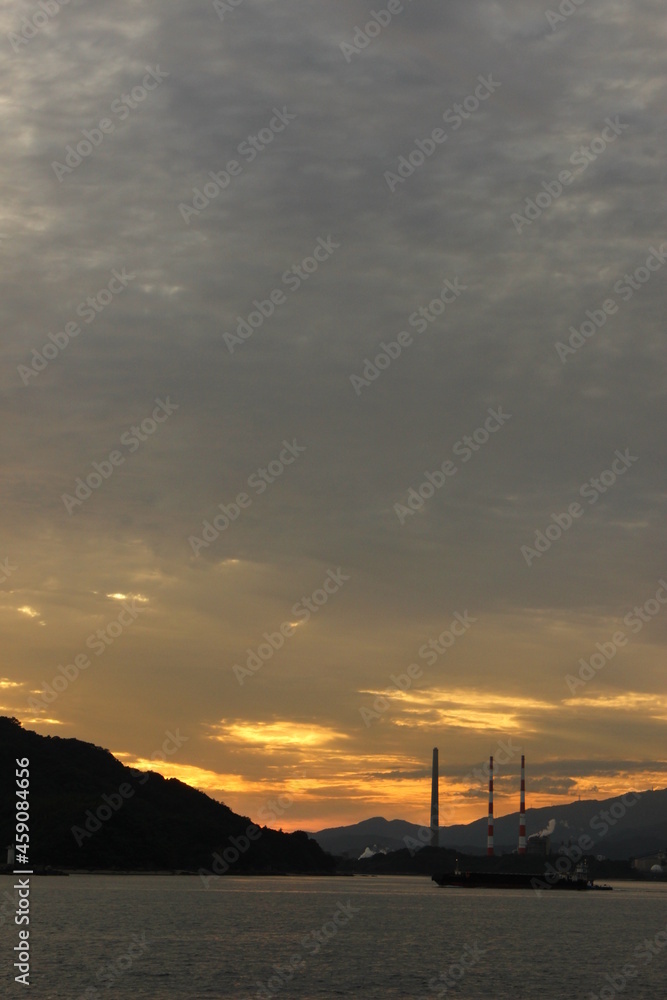 Naklejka premium SDGs【えんとつ町のプペル】のモデルになったコンビナート山口県周南市の周南コンビナート