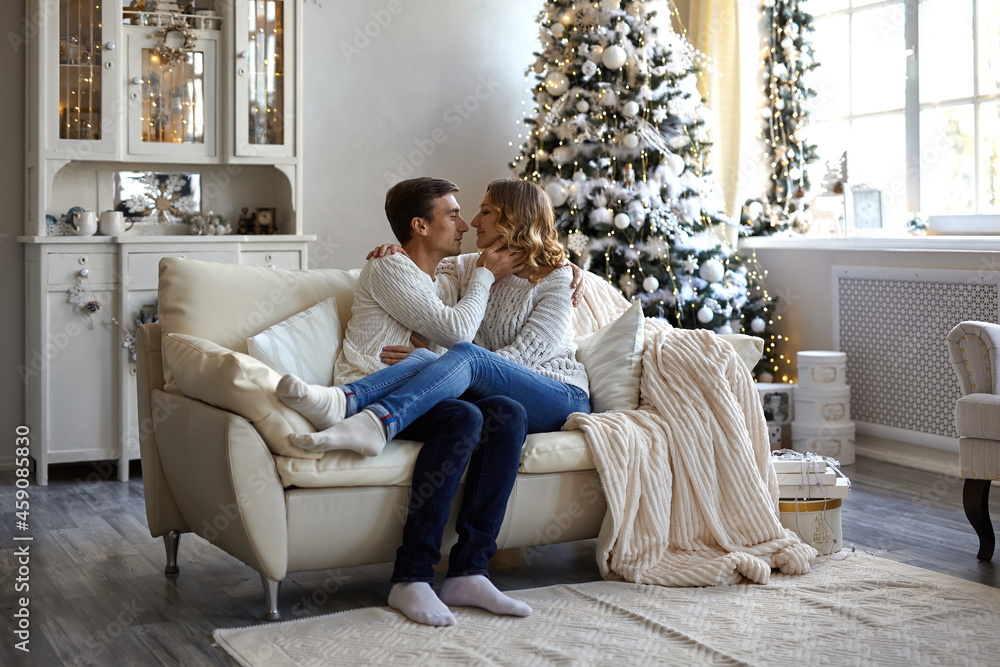 Obraz premium Young couple spending time together on winter vacation at home