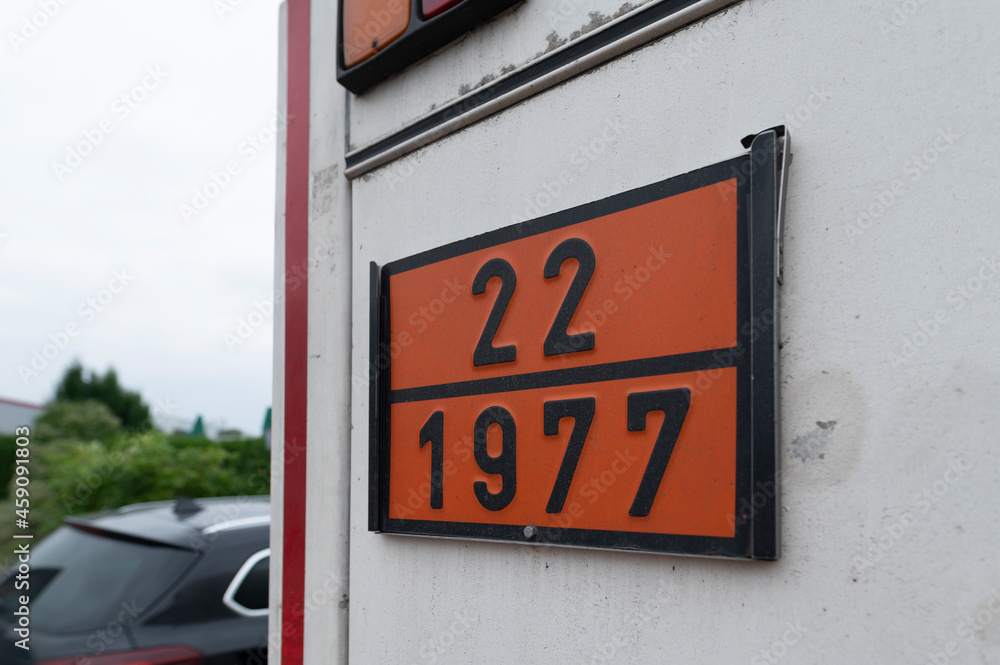 Gefahrguttafel mit der 22 für tiefgekühltes Gas und 1977 für Stickstoff, tiefgekühlt, flüssig