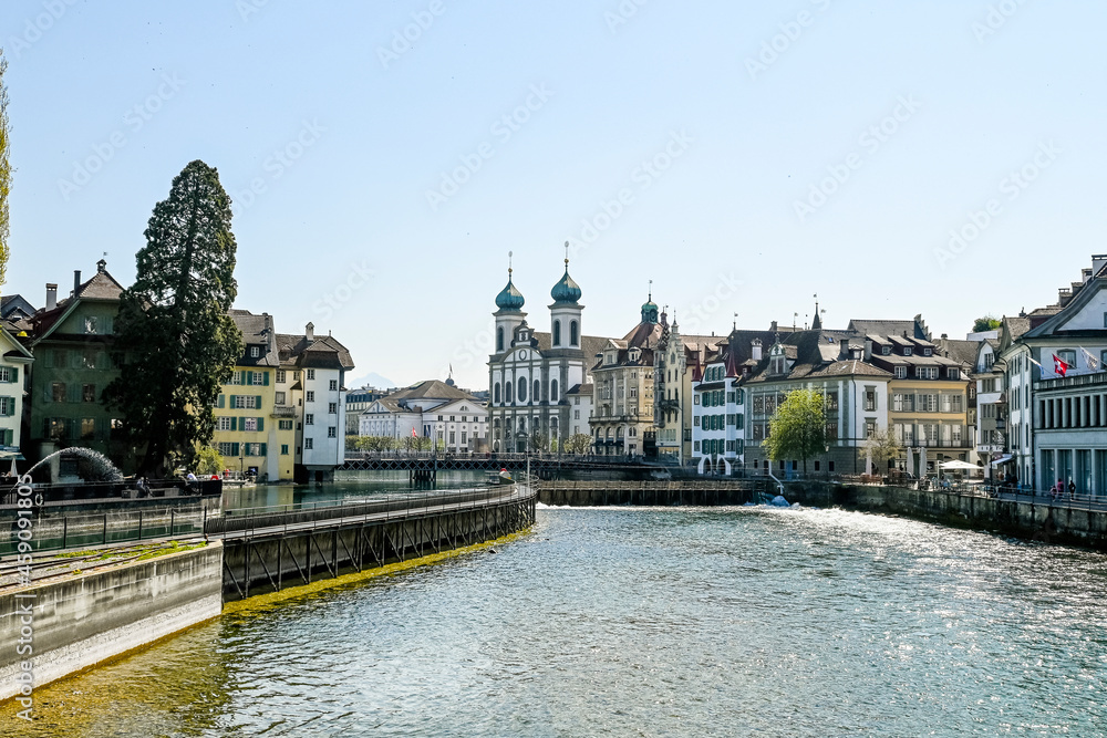 Luzern, Jesuitenkirche, Reuss, Reussbrücke, Kapellbrücke, Altstadt, Nadelwehr, Spreuerbrücke, Holzbrücke, Fluss, Altstadthäuser, Frühling, Sommer, Rigi, Alpen, Vierwaldstättersee, Schweiz Luzern, Jesuitenkirche, Reuss, Reussbrücke, Kapellbrücke, Altstadt, Nadelwehr, Spreuerbrücke, Holzbrücke, Fluss, Altstadthäuser, Frühling, Sommer, Rigi, Alpen, Vierwaldstättersee, Schweiz
