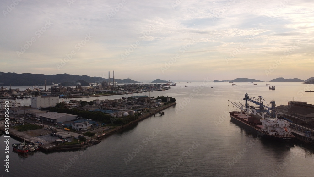 Fototapeta premium SDGs地球環境とミライ！周南コンビナートと大気汚染問題