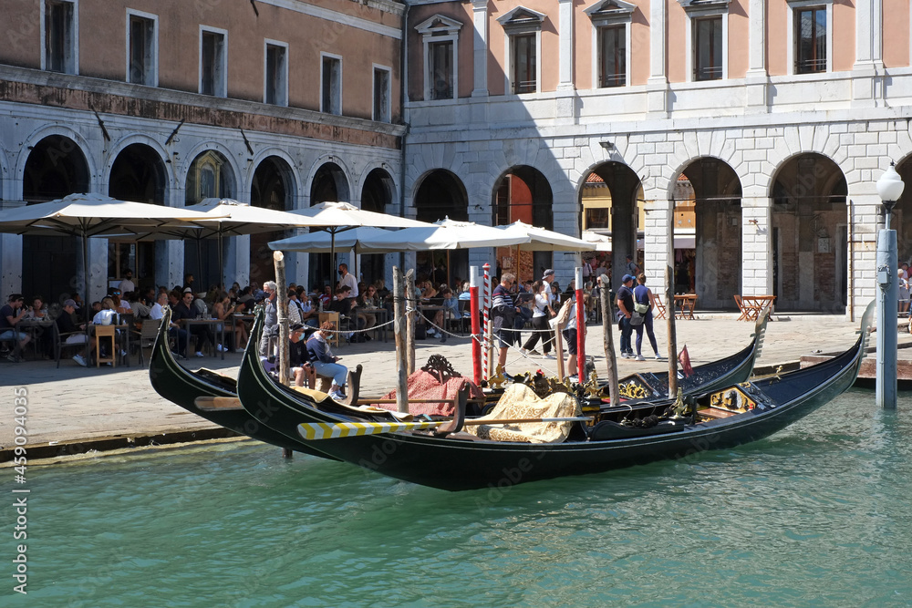 Fototapeta premium walking in the canals of Venice 