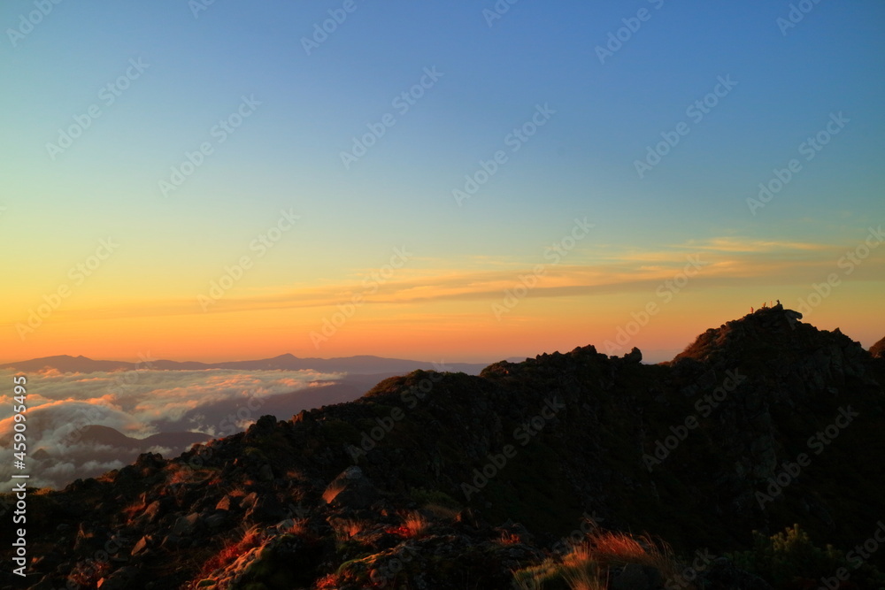 Obraz premium ニセコ 羊蹄山山頂で登頂を喜ぶ人