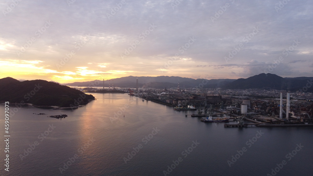 SDGs環境と自然！コンビナートと瀬戸内海の夕日　山口県周南市