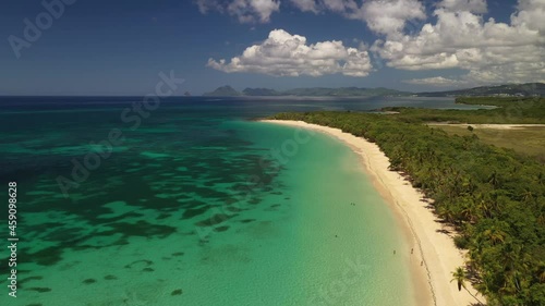 La magnifique plage des Salines en Martinique, survolée en drone, pendant le confinement.	
