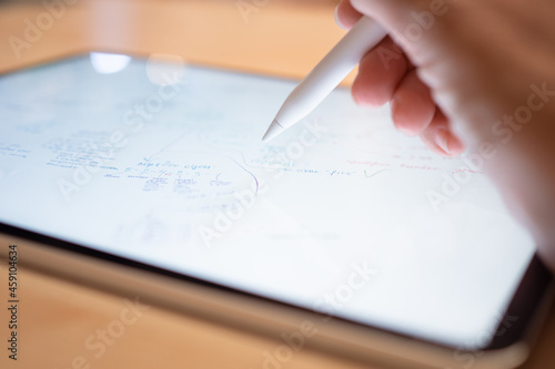 Plan and make notes by hand on a digital tablet, lists and flowcharts