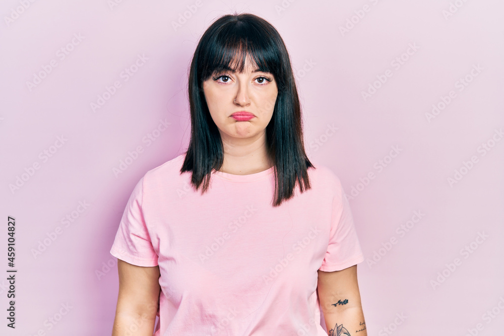 Obraz premium Young hispanic woman wearing casual clothes looking sleepy and tired, exhausted for fatigue and hangover, lazy eyes in the morning.