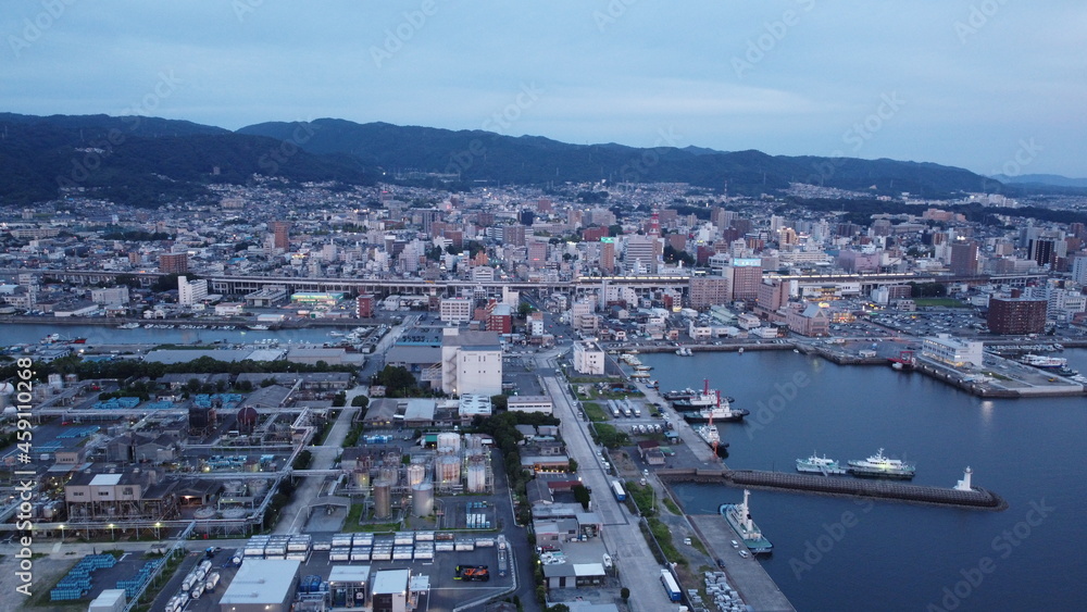 Fototapeta premium SDGs地球環境!山口県周南市のコンビナートと瀬戸内海の夕日