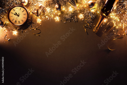 Photos New Years Eve holiday background with fir branches, clock, christmas balls, cham