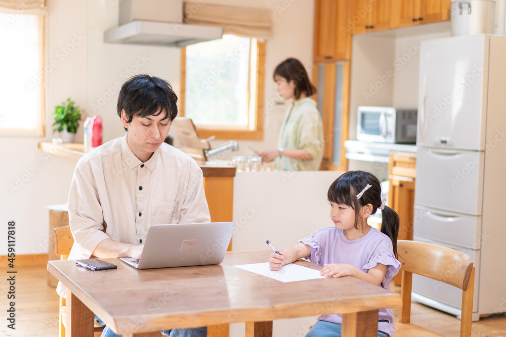 テレワークをする夫婦と子供 テレワークをする夫婦と子供
