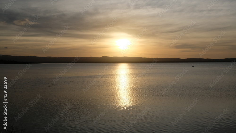 Obraz premium Sunset over the river