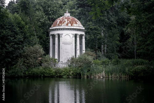 фотографія A beautiful abandoned old rotunda in the forest