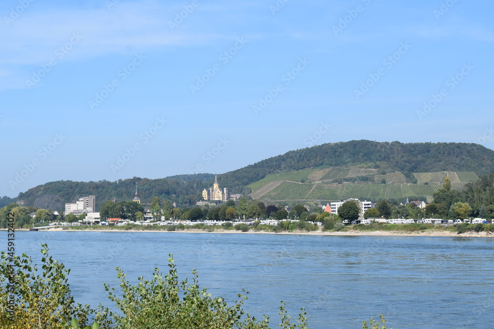 Blick über den Rhein von Bad Breisig Richtung Bad Hönningen mit Schiffsverkehr in der Ferne Blick über den Rhein von Bad Breisig Richtung Bad Hönningen mit Schiffsverkehr in der Ferne