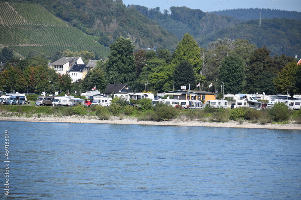 Blick über den Rhein von Bad Breisig Richtung Bad Hönningen mit Schiffsverkehr in der Ferne