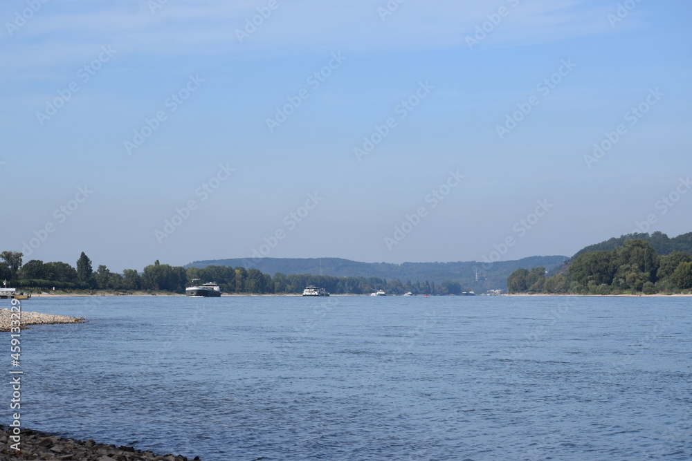 Blick über den Rhein von Bad Breisig Richtung Bad Hönningen mit Schiffsverkehr in der Ferne